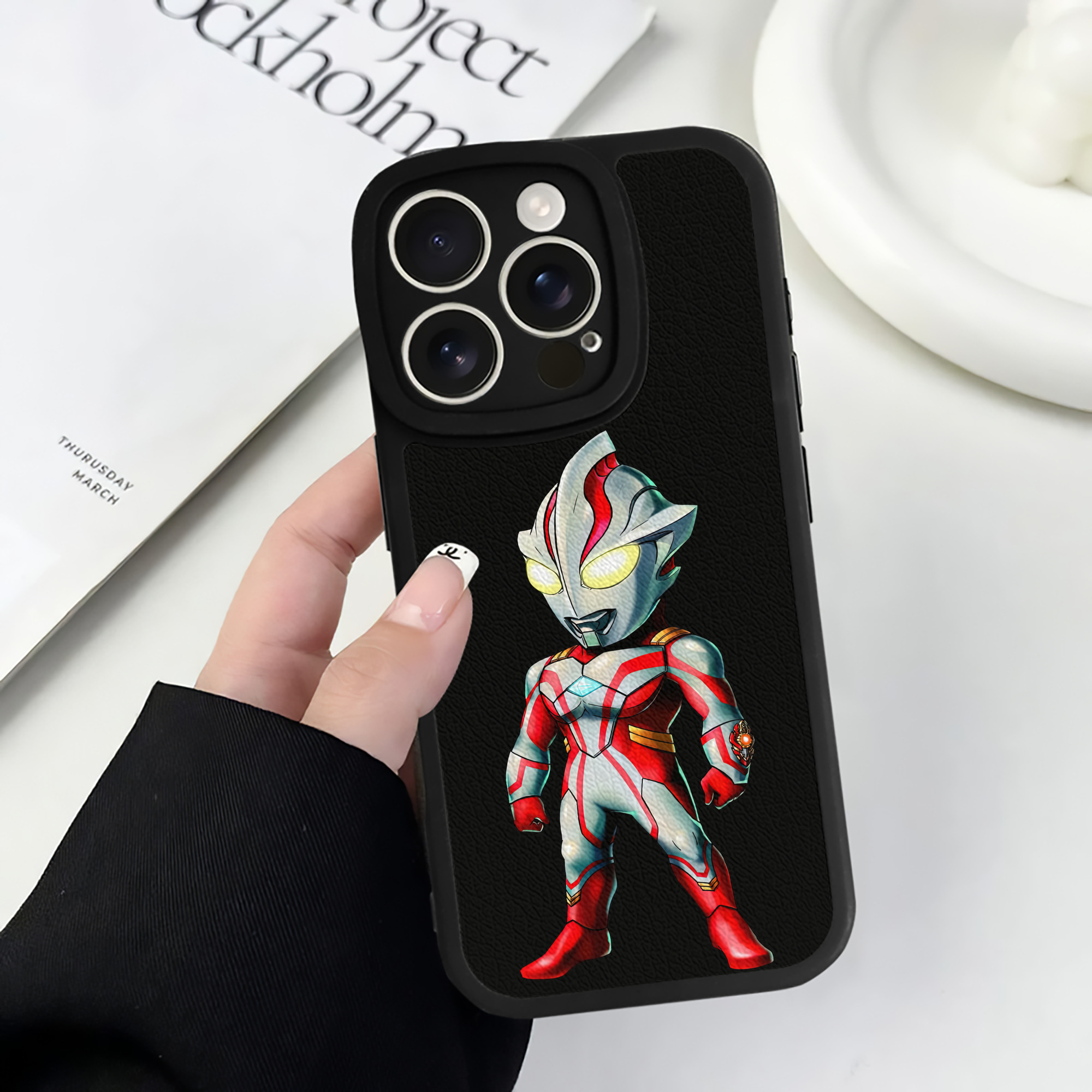 （画像用） ウルトラマン Ultraman 【iPhone 16シリーズ対応】シリコンスマホケース（レザー調） 材質：シリコン